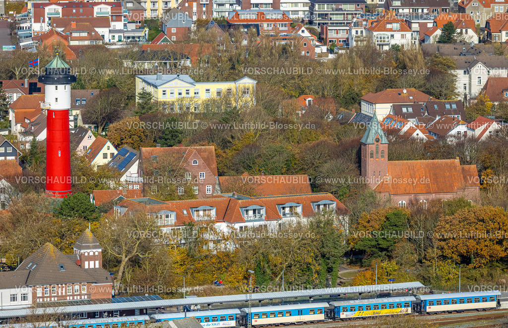 Friesland251106283Wangerooge | Luftbild, rot-weißer Alter Leuchtturm und Inselmuseum im Zentrum, DB-Bahnhof und Inselsbahn, evangelisch-lutherische Nikolai-Kirche, Wangerooge, Norddeutschland, Ostfriesland, Niedersachsen, Deutschland