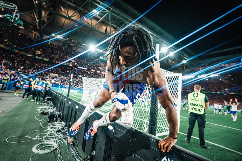 Fußball | Herren | UEFA-Fußball-Europameisterschaft 2024 | Gruppe D | Österreich vs. Frankreich | 17.06.2024 | Jules Kounde (#5, Frankreich) springt über die Bande um sein Trikot an einen Fan zu vergeben