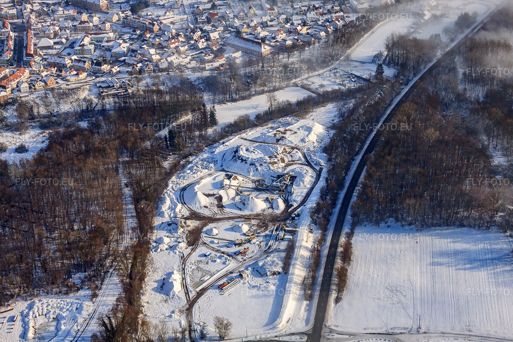 Vue aérienne: Sablières J. Leonhart - Plateforme de recyclage de Lauterbourg en hiver lorsqu'il y a de la neige à Lauterbourg dans le département Bas Rhin, France.Photo: IMG_36147.jpg prise le 02/01/2011 par Werner Riehm/FLY-FOTO.euRésolution de l'original: 4752 x 3168 pxWWW.LEONHART.FR