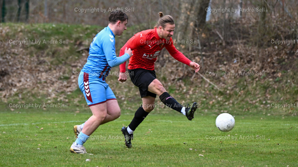 SSG Rot-Schwarz Kiel vs SC Weiche Flensburg II | Ben-Joel Jarik (Kiel #26 scheitert am Torwart) vs Daniel Kehl (Weiche #17) / Fußball-Landesliga Schleswig Männer 2025/2026 / SSG Rot-Schwarz Kiel vs SC Weiche Flensburg II / Sportplatz Meimersdorf / Kiel / 14.03.26 - Realisiert mit Pictrs.com