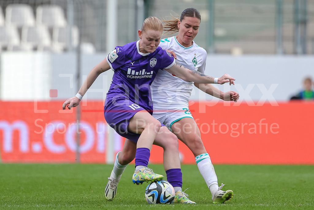 Fussball, Google Pixel Frauen-Bundesliga, SGS Essen - SV Werder Bremen | v.li.: Natasha Kowalski (SGS Essen, 10) und Juliane Wirtz (SV Werder Bremen, 28) im Zweikampf, Duell, Dynamik, Aktion, Action, Spielszene, DIE DFB-RICHTLINIEN UNTERSAGEN JEGLICHE NUTZUNG VON FOTOS ALS SEQUENZBILDER UND/ODER VIDEOÄHNLICHE FOTOSTRECKEN. DFB REGULATIONS PROHIBIT ANY USE OF PHOTOGRAPHS AS IMAGE SEQUENCES AND/OR QUASI-VIDEO.