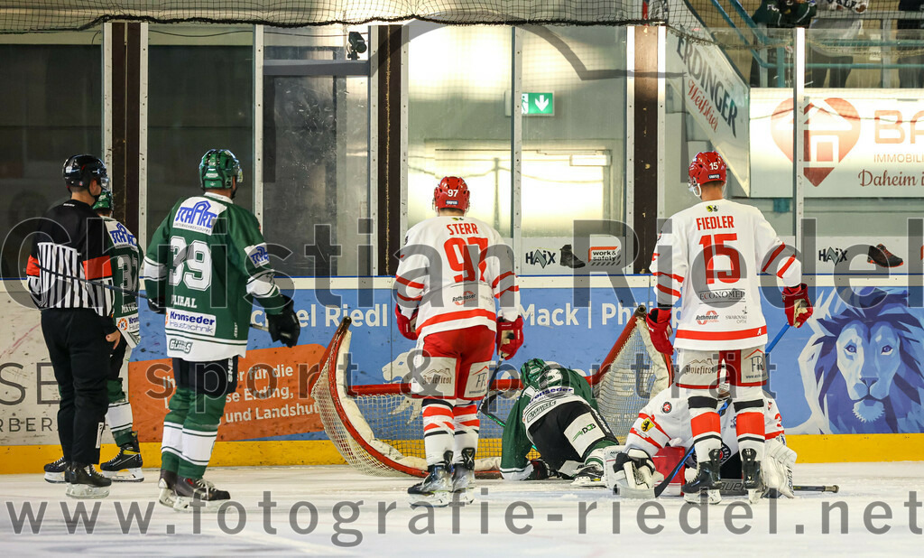 2023-09-10_041_TSV_Erding_gegen_EHC_Klostersee | Erding, Deutschland, 10.09.2023:
Eishockey, Bayernliga 2023 / 2024, Testspiel, TSV Erding gegen EHC Klostersee, Endergebnis: 10:1

Thomas Plihal (Erding Gladiators, #39), Sebastian Sterr (EHC Klostersee, #97), Michael Franz (Erding Gladiators, #13), Torwart Daniel Arendas (EHC Klostersee, #3), Jan Fiedler (EHC Klostersee, #15)

Foto: Christian Riedel / fotografie-riedel.net