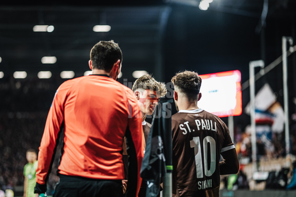 Fußball | Männer | Saison 2024/2025  | Fußball-Bundesliga | 26. Spieltag | FC St. Pauli vs. TSG Hoffenheim | 14.03.2025 | Absprache zwischen Noah Weißhaupt (#13, FC St. Pauli) links und Danel Sinani (#10, FC St. Pauli) rechts