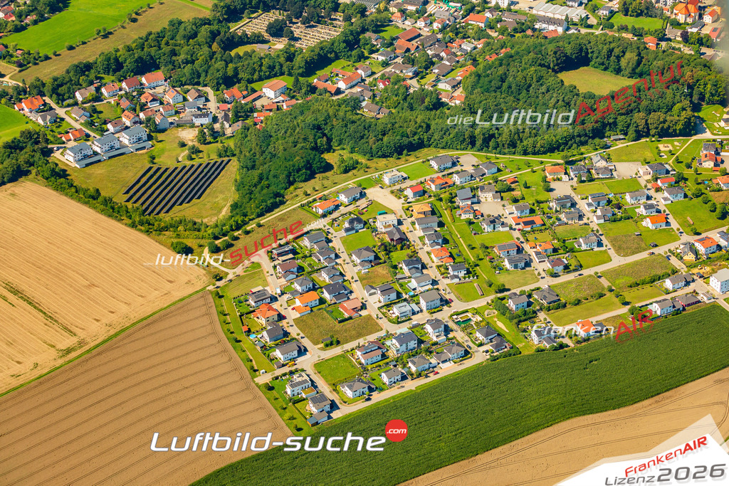 Luftaufnahme Neubaugebiet Ergoldsbach - Die Luftaufnahme wurde 2025 vom UL-Flugzeug heraus erstellt ( keine Drohne ) - Hochauflösende Luftaufnahme - für professionelle Ausdrucke geeignet. Die Geschenkidee !Mit Lizenz und Bildrechte bestellbar
