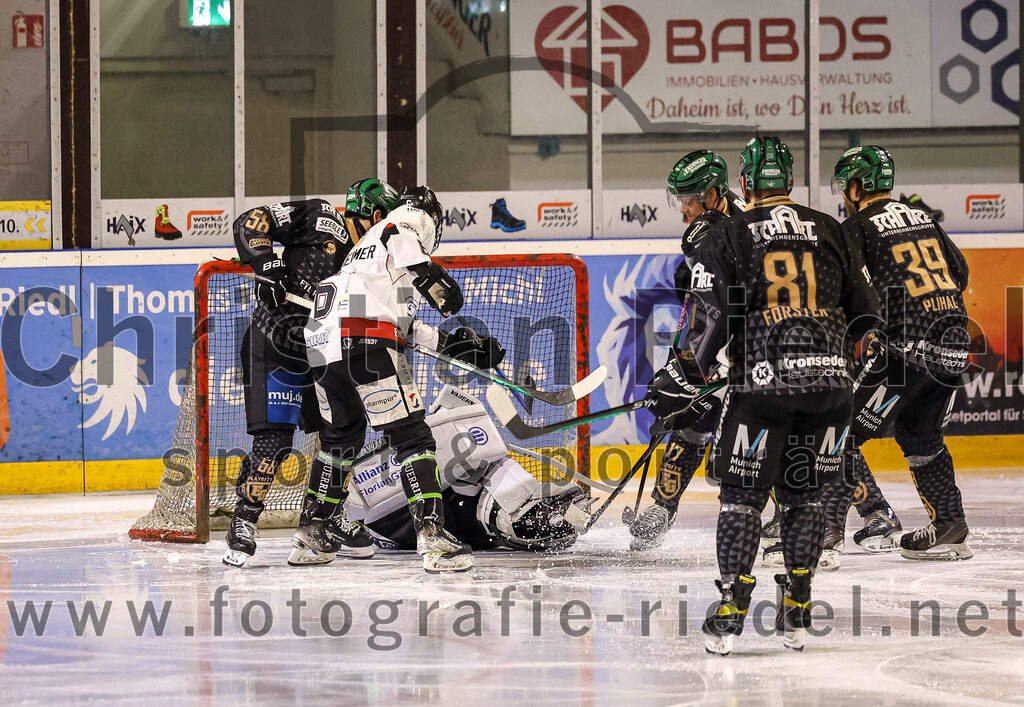 2024-03-15_054_TSV_Erding_gegen_EHC_Koenigsbrunn | Erding, Deutschland, 15.03.2024:
Eishockey, Bayernliga Playoffs 2023 / 2024, 3. Spieltag, TSV Erding gegen EHC Königsbrunn, Endergebnis: 3:4 n. V.

Paul Pfenninger (Erding Gladiators, #58), Marco Sternheimer (EHC Königsbrunn, #6), Torwart Stefan Vajs (EHC Königsbrunn, #32), Maximilian Forster (Erding Gladiators, #81), Thomas Plihal (Erding Gladiators, #39)

Foto: Christian Riedel / fotografie-riedel.net