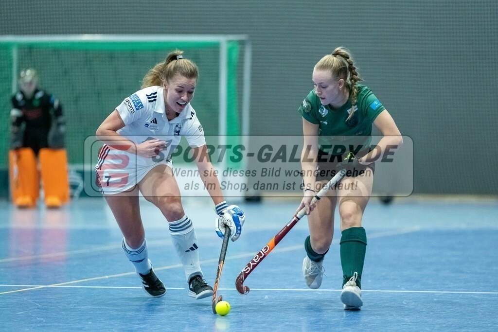 HK_20240113_107924 | 1. Bundesliga Damen Düsseldorfer HC - Club Raffelberg am 13.1.2024 DHC Halle, Düsseldorf , Mabel Brands ( Düsseldorfer HC #7 ) , Lilien Greta Reichert ( Club Raffelberg #20 )