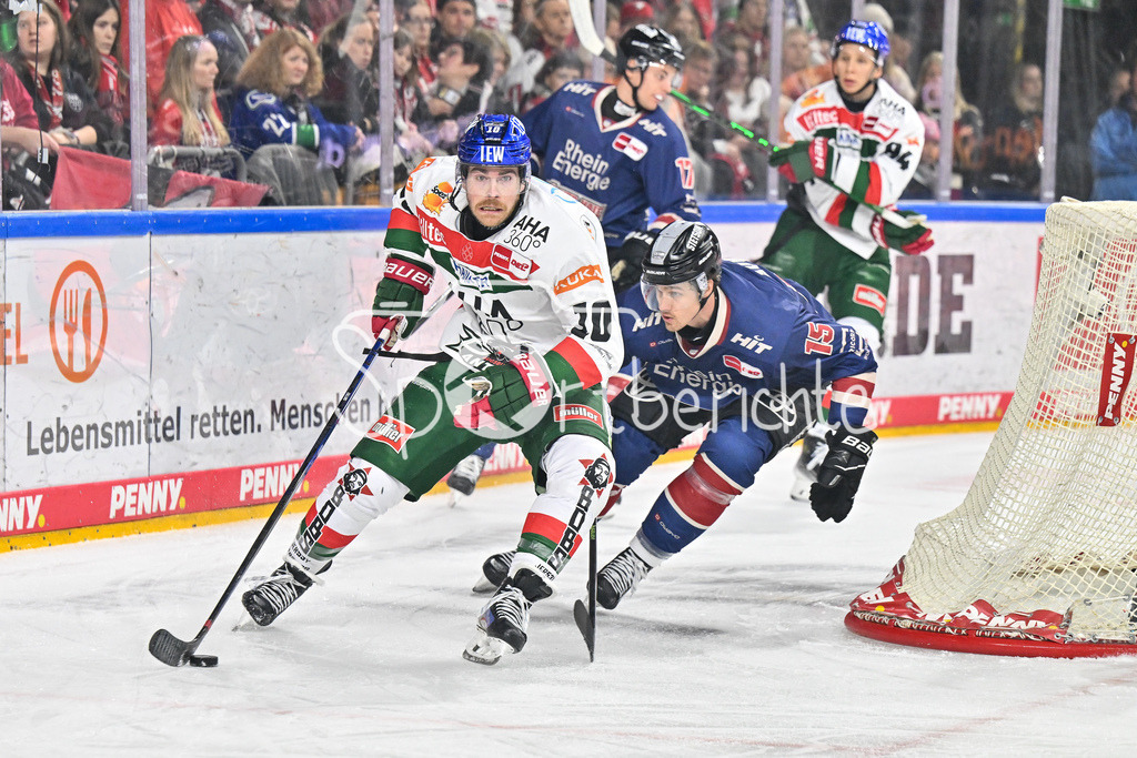Kölner Haie - Augsburger Panther | im Duell Chris COLLINS (Augsburger Panther #10) und Louis-Marc AUBRY (Koelner Haie #15) / Zweikampf / DEL: Koelner Haie - Augsburger Panther, Lanxess Arena am 05.01.2025
