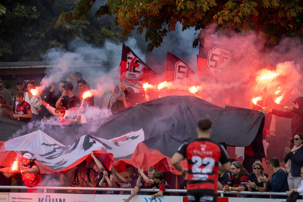 Heidelberg, 15.06.2024: Zahlreiche Fans des SC Frankfurt 1880 unterstützten Ihre Mannschaft beim Finale um die Deutsche Rugby-Meisterschaft beim SC Neuenheim (Heidelberg). Etwa 2000 Zuschauer besuchten das Finale | Heidelberg, 15.06.2024: Zahlreiche Fans des SC Frankfurt 1880 unterstützten Ihre Mannschaft beim Finale um die Deutsche Rugby-Meisterschaft beim SC Neuenheim (Heidelberg). Etwa 2000 Zuschauer besuchten das Finale - Realisiert mit Pictrs.com