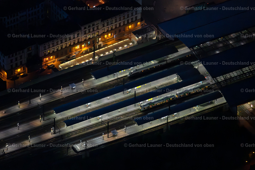 4026250 | ERFURT 06.05.2020 Nacht- Lichter und Beleuchtung Gleisverlauf und Gebäude des Hauptbahnhofes der Deutschen Bahn in Erfurt im Bundesland Thüringen, Deutschland. Weiterführende Informationen bei: DB Netz AG,  DB Station &amp; Service AG,  Deutsche Bahn AG,  Donges SteelTec GmbH,  HENSEL INGENIEUR GMBH,  Ingenieurbüro Plaschnick. Keine POD - Print on Demand Verwendungen zulässig ! // Night lighting track progress and building of the main station of the railway in Erfurt in the state Thuringia, Germany. Further information at: DB Netz AG,  DB Station &amp; Service AG,  Deutsche Bahn AG,  Donges SteelTec GmbH,  HENSEL INGENIEUR GMBH,  Ingenieurbuero Plaschnick. No POD - Print on Demand uses allowed! Foto: Gerhard Launer
