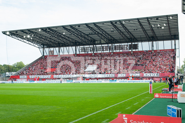 20250920schulz139 | 20.09.2025 Fußball: 3. Liga 7. Spieltag Rot-Weiss Essen - Hansa Rostock, Stadion an der Hafenstraße, Choreografie der Essener Fans mit Spruchband "Der Totenkopf bedeutet rot und weiss bis zum Ende!" - Realisiert mit Pictrs.com