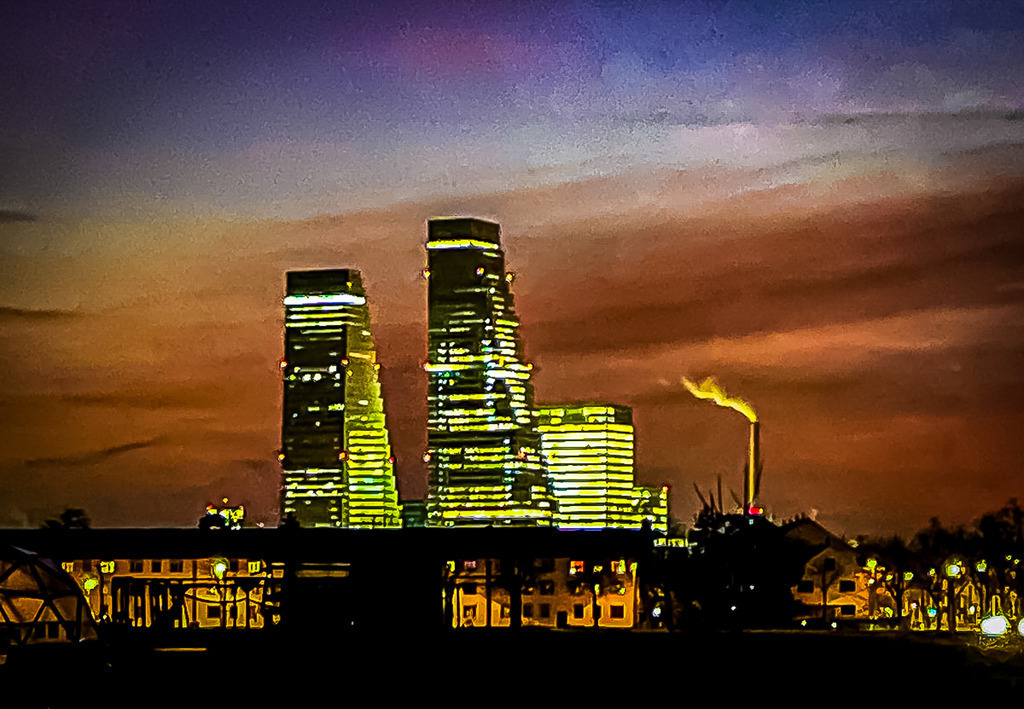 Wandbild Basel Skyline Roche-Türme – Moderne Architekturfotografie | Erlebe die Basler Skyline in einem magischen Licht. Diese perfekt komponierte Architekturaufnahme fängt den Sonnenaufgang über den markanten Roche-Türmen ein, fotografiert von der Johanniterbrücke. Das warme Morgenlicht, das ruhige Wasser des Rheins und die klaren, modernen Linien der Gebäude verschmelzen zu einer harmonischen Stadtsilhouette. Ein zeitloses, urbanes Kunstwerk, das modernen Räumen, Lofts oder Büros eine inspirierende Weite verleiht. Ideal im Großformat auf Leinwand, edlem Alu-Dibond oder hinter glänzendem Acrylglas. Jetzt direkt im Fotografie-Shop von trendpulsecreator sichern! - Realisiert mit Pictrs.com