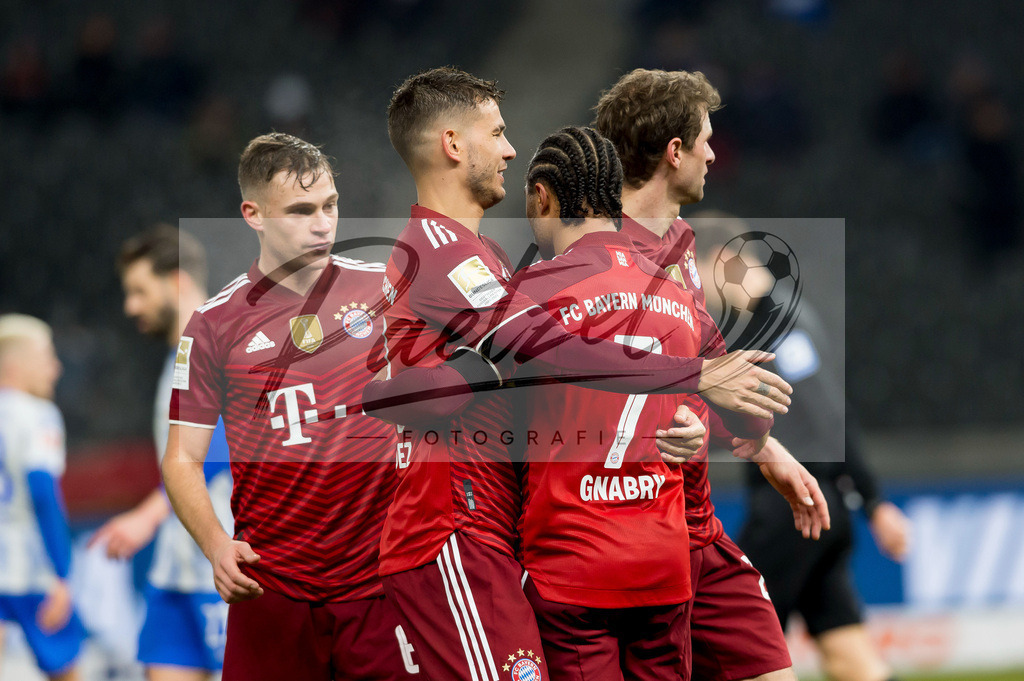 BSCFCB20220123_122 | Fussball, Herren: Serge Gnabry (FC Bayern Muenchen) Torjubel, jubelt mit seiner Mannschaft nach dem Treffer zum 0:4 bei dem Spiel der 1. Bundesliga zwischen Hertha BSC und FC Bayern Muenchen im Olypiastadion am 23.01.2022 in Berlin, Deutschland.DFB / DFL REGULATIONS PROHIBIT ANY USE OF PHOTOGRAPHS AS IMAGE SEQUENCES AND/OR QUASI-VIDEO. - Realisiert mit Pictrs.com