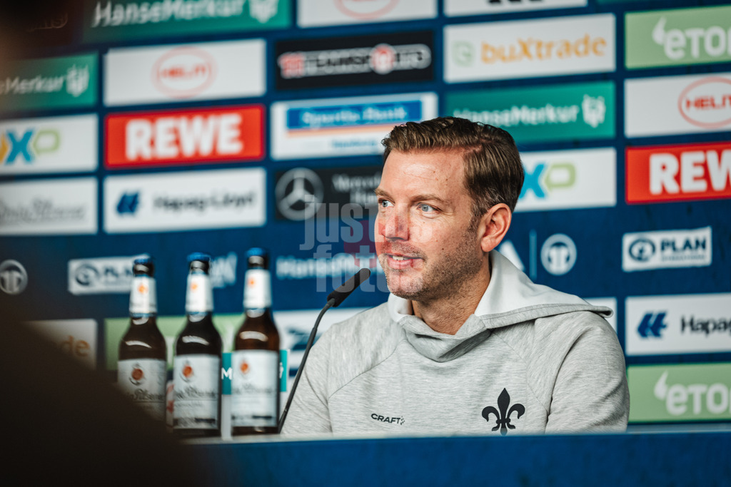 Fußball | Männer | Saison 2024/2025 | 2. Fußball-Bundesliga | 15. Spieltag | Hamburger SV vs. SV Darmstadt 98 | 08.12.2024 | Trainer Florian Kohfeldt (SV Darmstadt 98) bei der Pressekonferenz nach dem Spiel