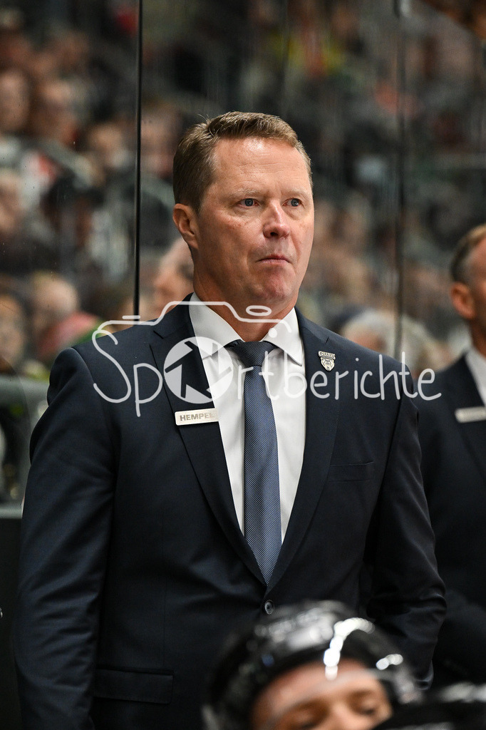 Augsburger Panther - Grizzlys Wolfsburg | im Bild Mike STEWART Cheftrainer Grizzlys Wolfsburg / Einzelfoto / Freisteller / DEL: Augsburger Panther - Grizzlys Wolfsburg; Curt Frenzel Stadion am 10.10.2025