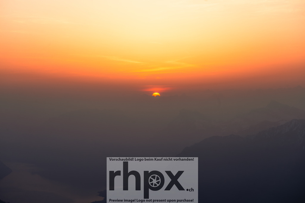 Sonnenaufgang am Pilatus | Stimmungsvolle Fotokunst aus Luzern. Erlebe den Pilatus, den See und die Stadt Luzern in exklusiven Aufnahmen in der Fotogalerie & Shop. - Realisiert mit Pictrs.com
