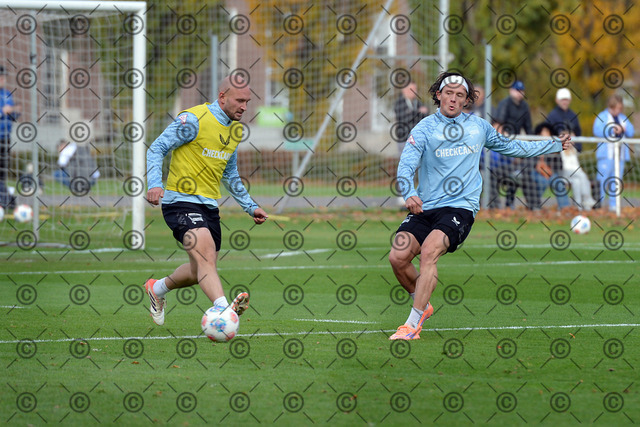 RGE_6656b | Hertha BSC, 2.Bundesliga, Herren, Saison 2025/26, Training, im Bild von li. Toni Leistner ( Hertha BSC ), Fabian Reese ( Hertha BSC ),    Fotograf:  Ralf Gebhardt,  - Realisiert mit Pictrs.com