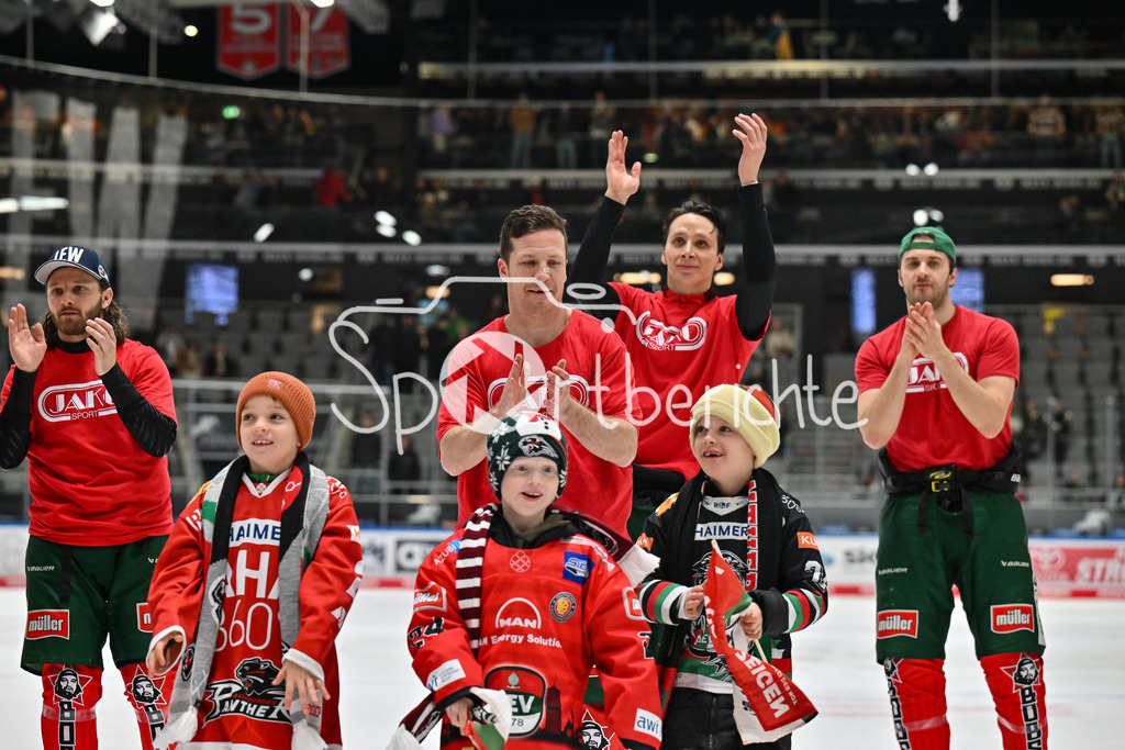 Augsburger Panther - Düsseldorfer EG | Die Panther feiern mit den Fans den Heimsieg gegen Duesseldorf / Jubel / Sieg / Freude / Happy / DEL: Augsburger Panther - Düsseldorfer EG, Curt Frenzel Stadion am 13.12.2024