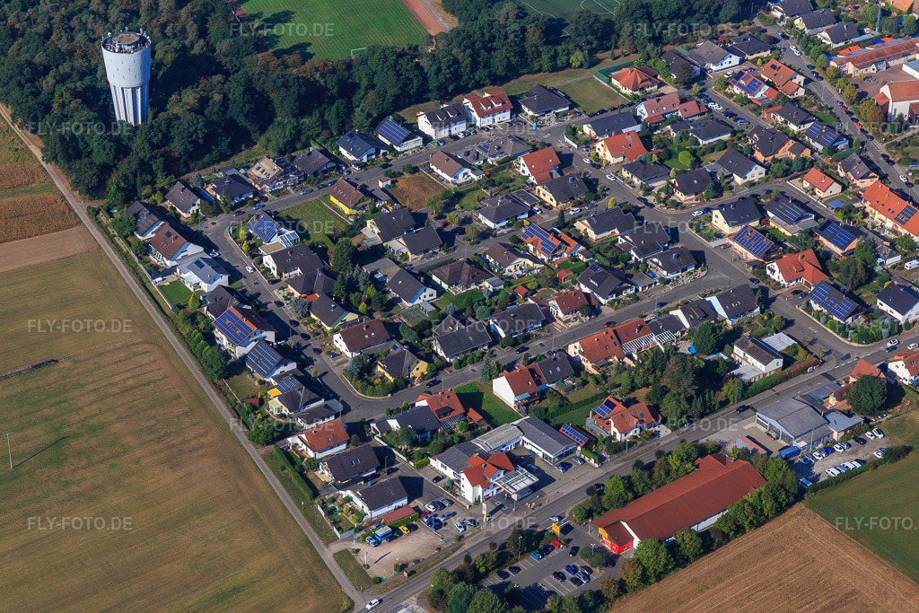 Luftbild: Raiffeisenring und Wasserturm in Hatzenbühl im Bundesland Rheinland-Pfalz in Deutschland. Foto: IMG_094898.jpg vom 24.09.2016 durch Werner Riehm/FLY-FOTO.de