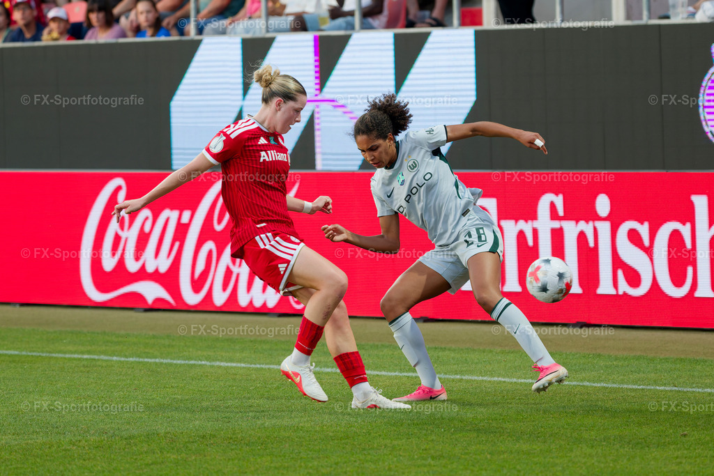 Supercup-Frauen-Bayern-Muenchen-vs-VfL-Wolfsburg 029 | Sportfotos und Eventgalerien von FX-Sportfotografie. Bilder von Fußball, Vereinsveranstaltungen und Events direkt ansehen und als Download bestellen. - Realisiert mit Pictrs.com