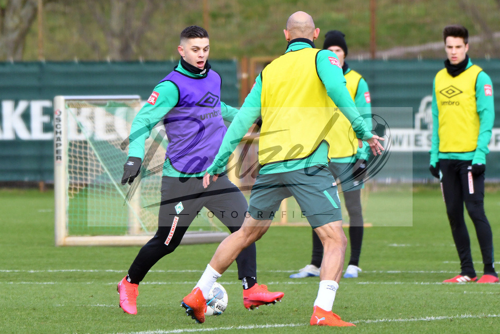 20200212_TRASVW_0096 | Fussball, Herren: Milot Rashica (Werder Bremen) in Aktion, am Ball, Einzelaktion waehrend der Trainingseinheit des SV Werder Bremen auf dem wohninvest Weserstadion Trainingsplatz am 12.02.2020 in Bremen, Deutschland. - Realisiert mit Pictrs.com