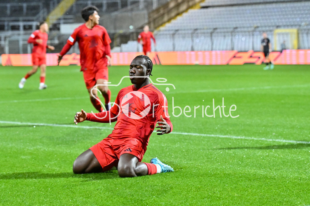 FC Bayern Amateure - TSV Buchbach | Jubel nach dem Treffer zum 1-0 durch Nestory IRANKUNDA (FC Bayern München II #7) / Tor / Freude / Happy / Torschuetze / Regionalliga Bayern: FC Bayern München II - TSV Buchbach, Gruenwalder Stadion am 27.09.2024