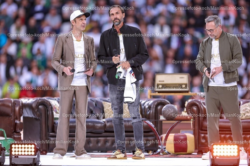 BMG02082501152 | 02.08.2025, Fußball, Borussia Mönchengladbach - FC Valencia, 125 Jahrfeier Jubiläumsspiel, Borussia-Park, Saison 2025 2026: Torsten Knippertz (Moderator und Stadionsprecher) neben  Martin Stranzl neben Matthias Opdenhövel (Fernsehmoderator)  DFB regulations prohibit any use of photographs as image sequences and or quasi-video.