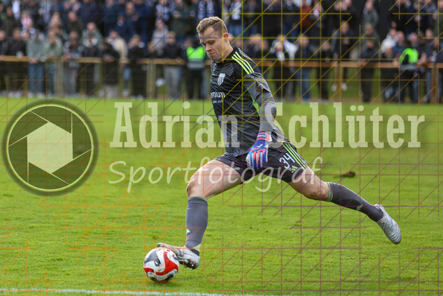 28.03.2026 GER, Fussball, Herren, Niederrhein Pokal Halbfinale, Saison 2025/2026, 1. FC Bocholt - MSV Duisburg | Paul Grave (Bocholt) in Aktion am Ball, Einzelaktion 