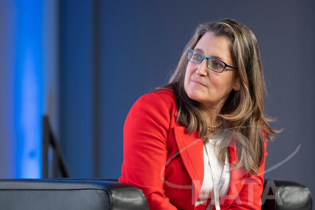 _DWA3252 | Die MSC Security and Literature Series der Münchner Sicherheitskonferenz wird von der ZEIT mitveranstaltet und vom Literaturhaus München unterstützt. Am Donnerstag, 12. Februar (19-20 Uhr), spricht Autor Serhiy Zhadan aus Charkiw mit Chrystia Freeland, Sonderbeauftragte für den Wiederaufbau der Ukraine und ehemalige stellvertretende Premierministerin Kanadas, über die Zukunft der Ukraine - Realisiert mit Pictrs.com