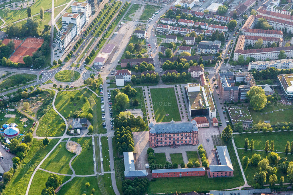Luftbild: Schloßpark von Schloß Gottesaue und Otto-Dullenkopf Park im Hintergund links die Kriegsstraße West im Ortsteil Oststadt in Karlsruhe im Bundesland Baden-Württemberg in Deutschland. Foto: IMG_099580.jpg vom 21.05.2017 durch Werner Riehm/FLY-FOTO.de