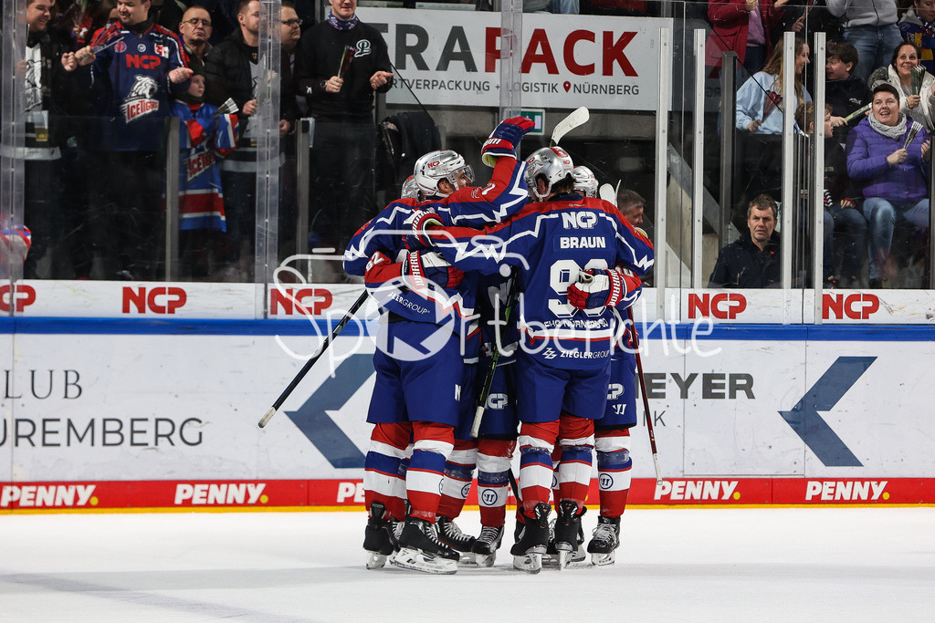 Nürnberg ICE Tigers - Augsburger Panther | Jubel der ICE Tigers nach dem Treffer zum 4-2 durch Elis HEDE (EHC #91) / Freude / Tor / Torschuetze / DEL RETRO GAme