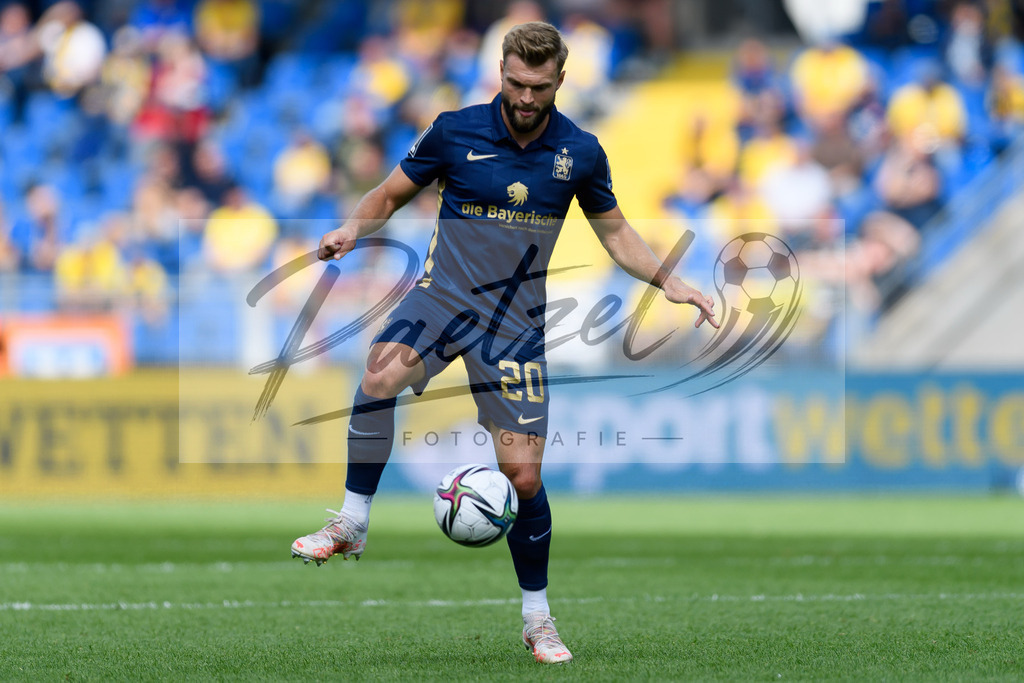EBSTSV20210828_123 | Fussball, Herren: Yannick Deichmann (TSV 1860 Muenchen) in Aktion, am Ball, Einzelaktion beim Spiel der 3. Liga zwischen Eintracht Braunschweig und TSV 1860 Muenchen im Eintracht-Stadion am 28.08.2021 in Braunschweig, Deutschland.DFB / DFL REGULATIONS PROHIBIT ANY USE OF PHOTOGRAPHS AS IMAGE SEQUENCES AND/OR QUASI-VIDEO. - Realisiert mit Pictrs.com