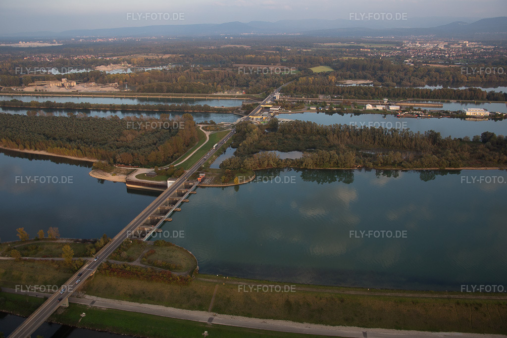 Luftbild: Schleusenanlagen des Wasser und Schifffahrtsamt Freiburg und der EnBW Energie Baden-Württemberg AG, Rheinkraftwerk Iffezheim am Ufer der Wasserstraße Rhein in Iffezheim im Bundesland Baden-Württemberg in Deutschland. Foto: IMG_074408.jpg vom 04.10.2014 durch Werner Riehm/FLY-FOTO.de