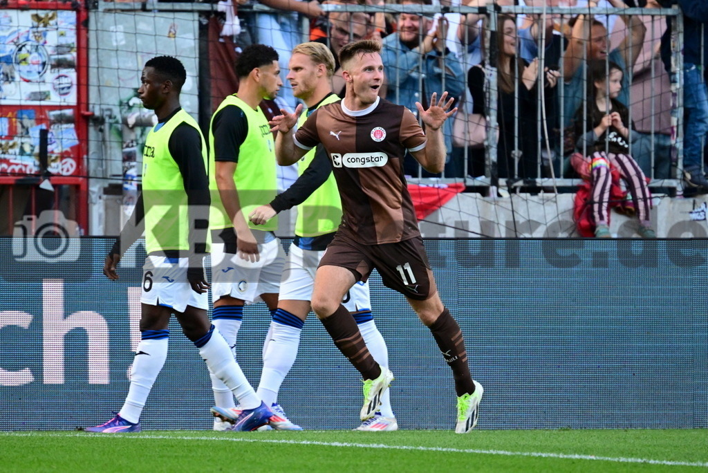 KBS Picture_FCStPauli-AtalantaBergamo_Test_047 | St. Pauli Torjubel zum 1:0 Torschuetze ist Eggestein Johannes (St.Pauli) , ,Sportplatz :  Millerntor Stadion, - Realisiert mit Pictrs.com