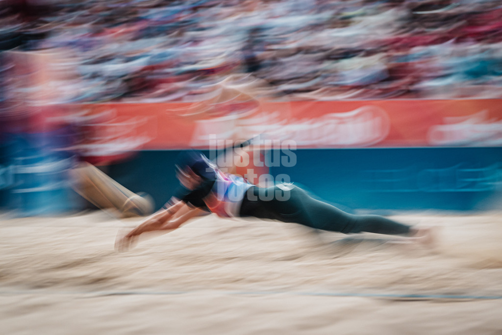 Beachvolleyball | Frauen | Allianz German Beach Tour 2025 | Tourstop Düsseldorf | 17.05.2025 | Melanie Gernert springt zum Ball Langzeitbelichtung