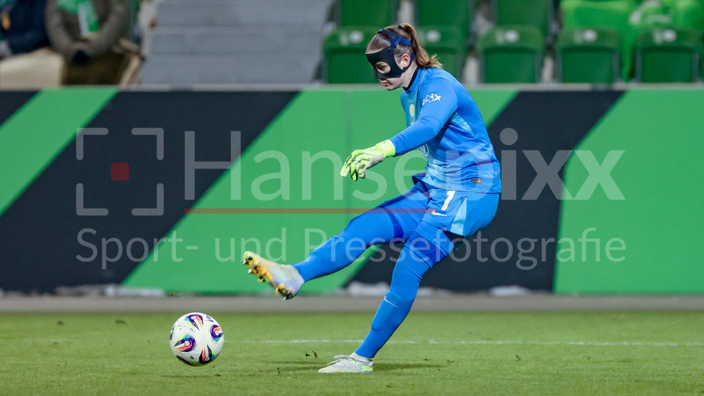 Fussball, Google Pixel Frauen-Bundesliga, VfL Wolfsburg - 1. FC Köln | Stina Johannes (Torhüterin, VfL Wolfsburg, 1) am Ball, Freisteller, Einzelbild, Ganzkörper, Aktion, Action, Spielszene, DIE DFB-RICHTLINIEN UNTERSAGEN JEGLICHE NUTZUNG VON FOTOS ALS SEQUENZBILDER UND/ODER VIDEOÄHNLICHE FOTOSTRECKEN. DFB REGULATIONS PROHIBIT ANY USE OF PHOTOGRAPHS AS IMAGE SEQUENCES AND/OR QUASI-VIDEO.