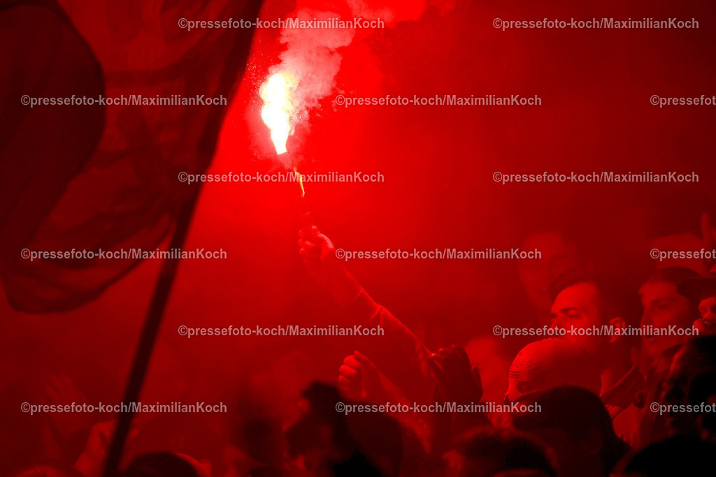 Koe14092401023 | 14.09.2024, 2. Fußball Bundesliga, 1. FC Köln - 1. FC Magdeburg, RheinEnergieSTADION, Saison 2024 2025: Die Ultras Kölner zünden bengalisches Feuer Feuerwekrskörper Bengalos Rauchtöpfe Choreografie Choreo DFB regulations prohibit any use of photographs as image sequences and or quasi-video.