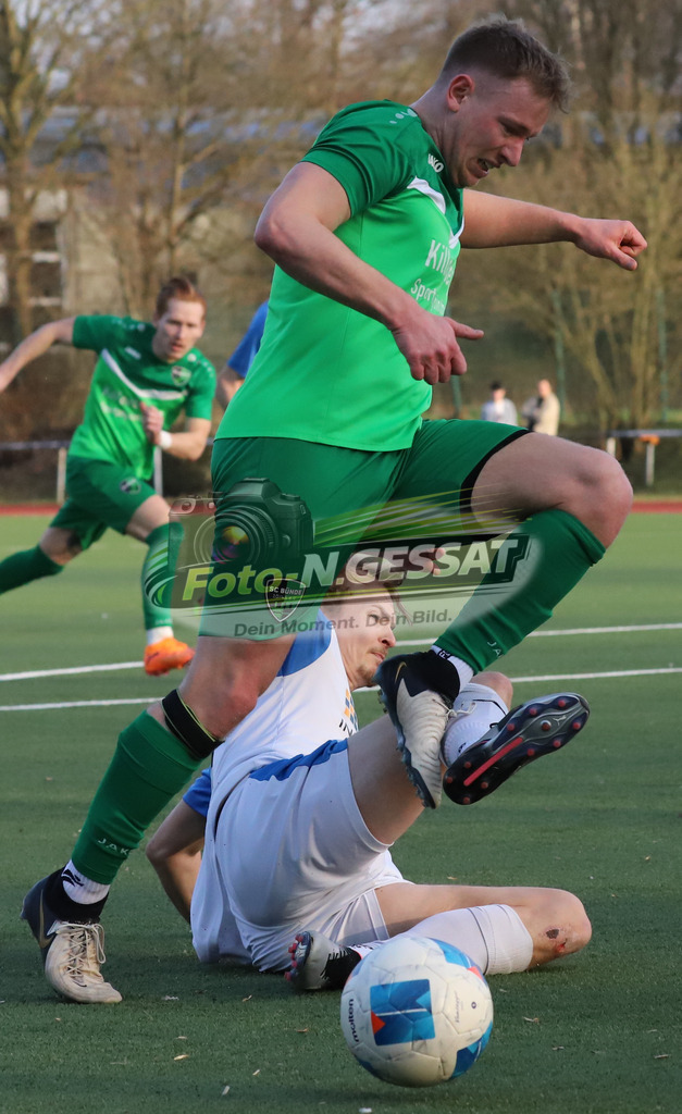 SC Bünde - TuS Brake | Auf dem Bild zu sehen: grün SC Bünde: Lukas Henning ; weiß TuS Brake: Noah TüscherSC Bünde, TuS Brake, Saison 25/26, Bezirksliga, Deutschland - Realisiert mit Pictrs.com