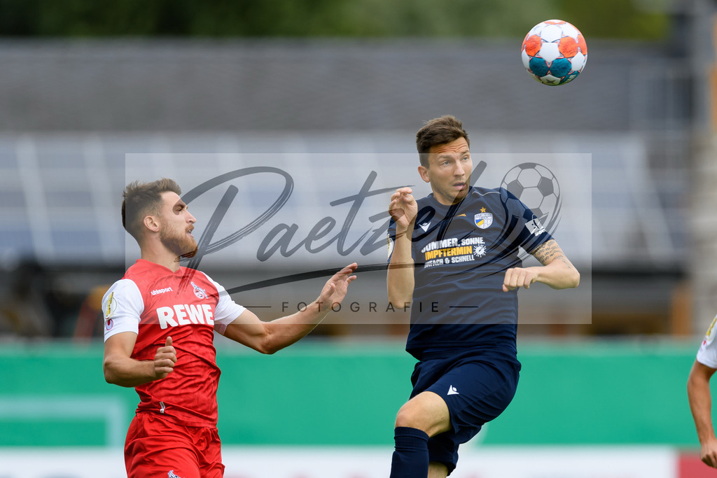 JENKOE20210808_005 | Fussball, Herren: Salih Oezcan (1. FC Koeln) und Matti Langer (FC Carl Zeiss Jena) im Zweikampf beim Spiel der 1. Runde im DFB-Pokal zwischen FC Carl Zeiss Jena und 1. FC Koeln im Ernst-Abbe-Sportfeld am 08.08.2021 in Jena, Deutschland.DFB / DFL REGULATIONS PROHIBIT ANY USE OF PHOTOGRAPHS AS IMAGE SEQUENCES AND/OR QUASI-VIDEO. - Realisiert mit Pictrs.com
