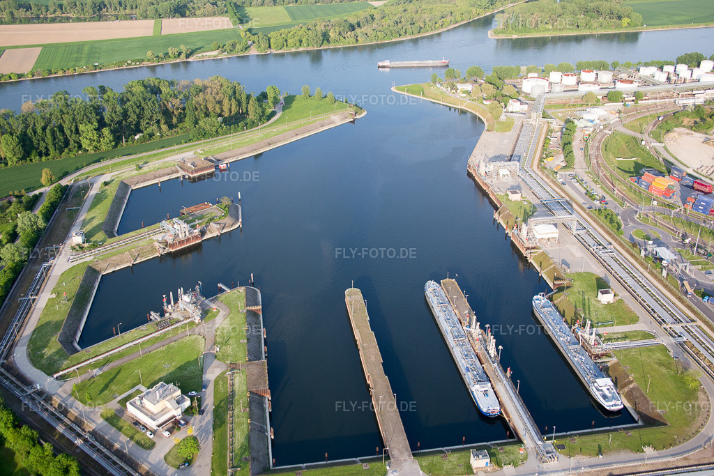 Luftbild: Kaianlagen und Schiffs- Anlegestellen am Hafenbecken des Binnenhafen der BASF am Rhein im Ortsteil BASF in Ludwigshafen im Bundesland Rheinland-Pfalz in Deutschland. Foto: IMG_088236.jpg vom 09.05.2016 durch Werner Riehm/FLY-FOTO.de