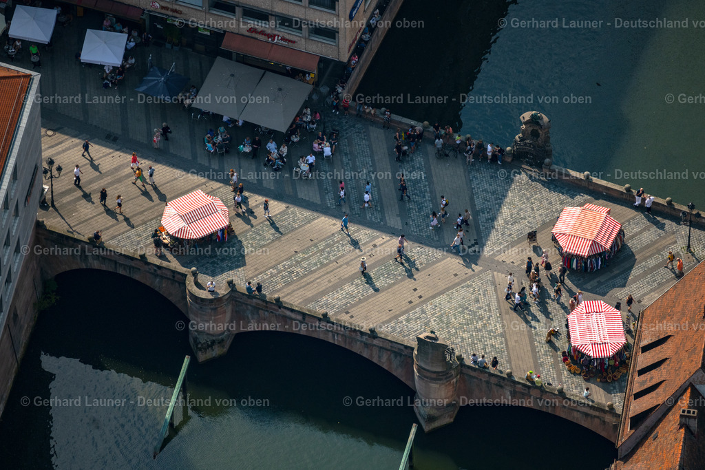 4047502 | NüRNBERG 21.08.2021 Historische Alte Brücke der Museumsbrücke über im Ortsteil Altstadt in Nürnberg im Bundesland Bayern, Deutschland. // Historic Old Bridge of Museumsbruecke across in the district Altstadt in Nuremberg in the state Bavaria, Germany. Foto: Gerhard Launer