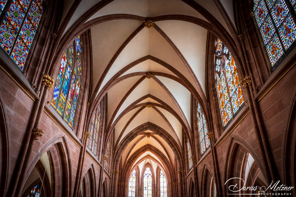 Katharinenkirche in Oppenheim | Die imposante Katharinenkirche in Oppenheim gilt als eine der bedeutendsten gotischen Kirchen am Rhein. Ihre Errichtung erfolgte in mehreren Bauabschnitten im 13., 14. und 15. Jahrhundert. Heute ist sie eine der schönsten Sehenswürdigkeiten in Rheinhessen.