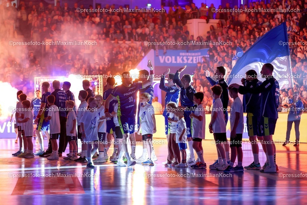 Gum30042601021 | 30.04.2026, Handball, 1. HBL, VfL Gummersbach - Frisch Auf! Göppingen, Saison 2025 / 2026 Herren, Schwalbe-Arena: Feature Einlaufen der Spieler vor den vollen Zuschauerplätzen Einlaufshow 
