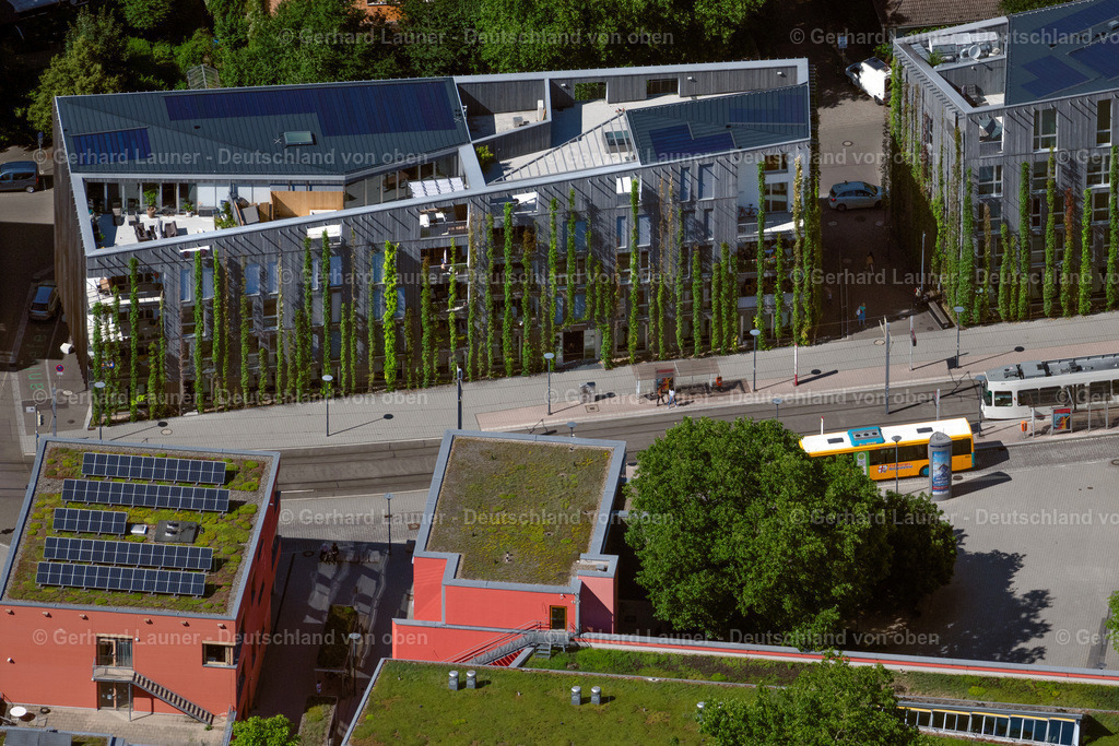 4033616 | FREIBURG IM BREISGAU 30.06.2020 Gebäude eines Mehrfamilien- Wohnhauses mit begrünter Fassade am Paula-Modersohn-Platz im Ortsteil Sankt Georgen in Freiburg im Breisgau im Bundesland Baden-Württemberg, Deutschland. Weiterführende Informationen bei: Barkow Leibinger Gesellschaft von Architekten mbH,  Freiburger Stadtbau GmbH,  Jakob GmbH. // Building of a multi-family residential building with begruenter Fassade on place Paula-Modersohn-Platz in the district Sankt Georgen in Freiburg im Breisgau in the state Baden-Wuerttemberg, Germany. Further information at: Barkow Leibinger Gesellschaft von Architekten mbH,  Freiburger Stadtbau GmbH,  Jakob GmbH. Foto: Gerhard Launer