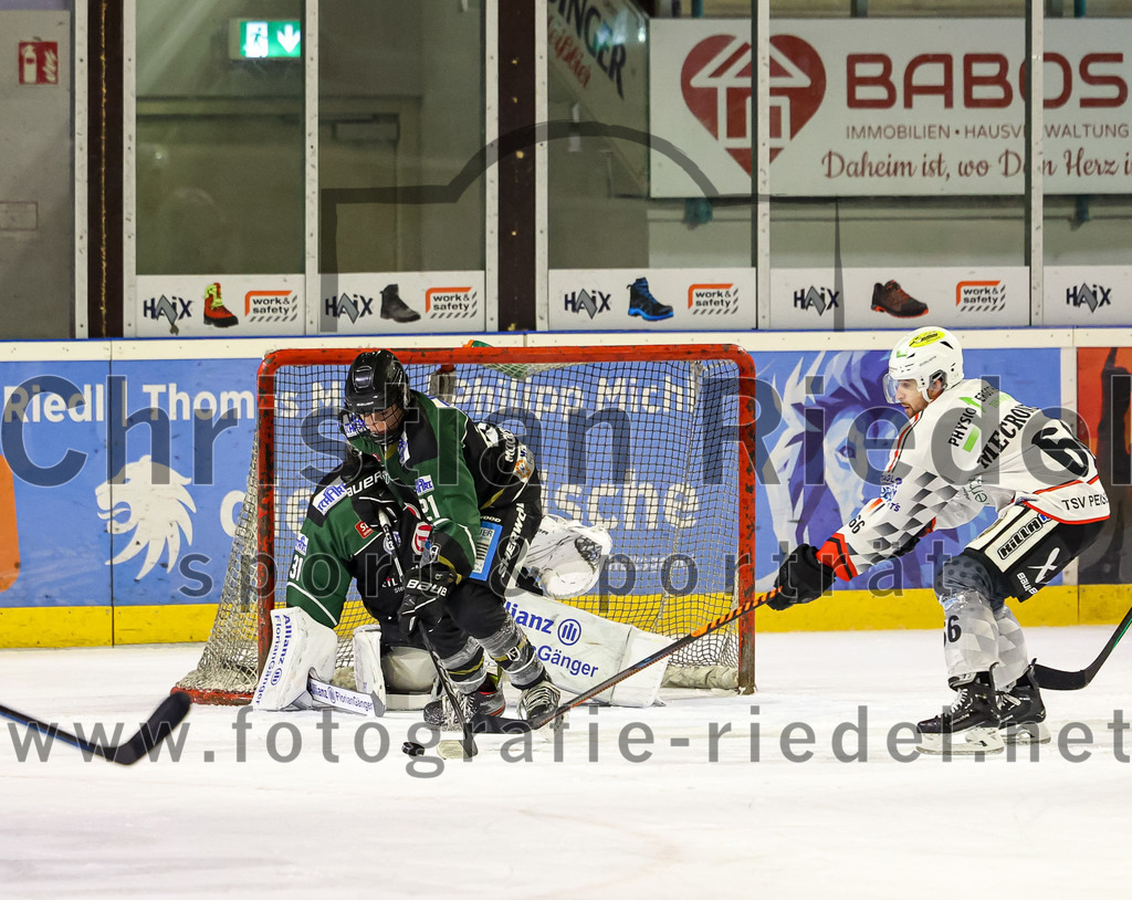 2022-11-04_072_Eishockey_TSV_Erding_gegen_TSV_Peissenberg | Erding, Deutschland, 04.11.2022:
Eishockey, Bayernliga 2022 / 2023, 10. Spieltag, TSV Erding gegen TSV Peißenberg, Endergebnis: 4:3

Torwart Christoph Schedlbauer (Erding Gladiators, #31), Erik Modlmayr (Erding Gladiators, #21)

Foto: Christian Riedel / fotografie-riedel.net