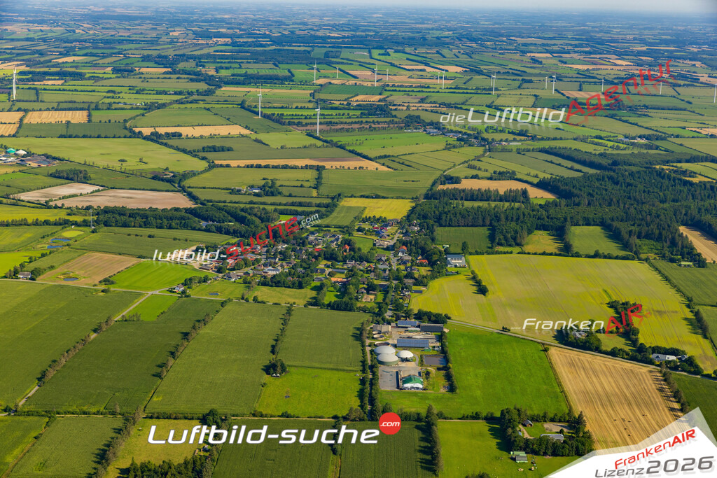 Luftbild der Stadt Weesby - Das Luftbild wurde 2025 vom UL-Flugzeug heraus erstellt ( keine Drohnenaufnahme ) - Hochauflösende Luftaufnahme - für Wandbilder und großformatige Ausdrucke geeignet. Das besondere Geschenk!Hier alle&nbsp;Infos zur Lizenzierung der LuftaufnahmeWir fliegen auch dieses Jahr wieder in Ihre Region um Luftbilder zu erstellen.- Luftbild anfragen