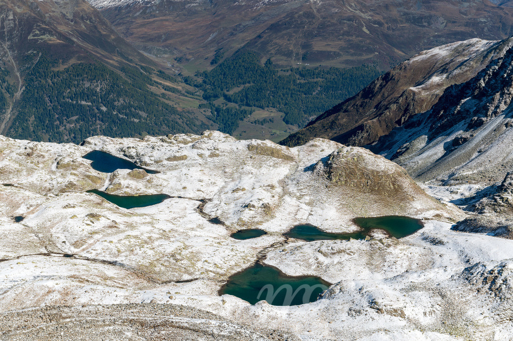 Lais da Macun im ersten Schnee im Herbst | Die ideale Geschenkidee für Naturliebhaber. Naturbilder von Marcel Gross Photography für ihr Zuhause in den verschiedensten Formaten und Materialien. - Realisiert mit Pictrs.com