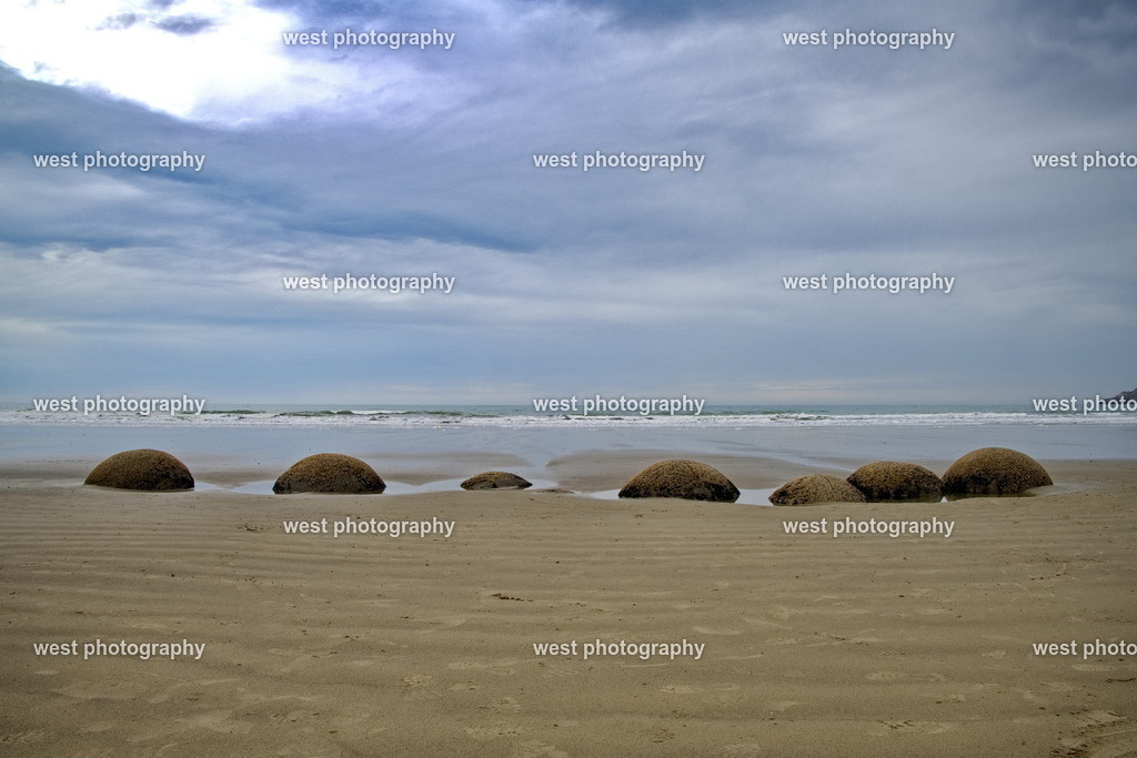 Moeraki Boulders 1 - NLZ 2024 | west photography - Realisiert mit Pictrs.com