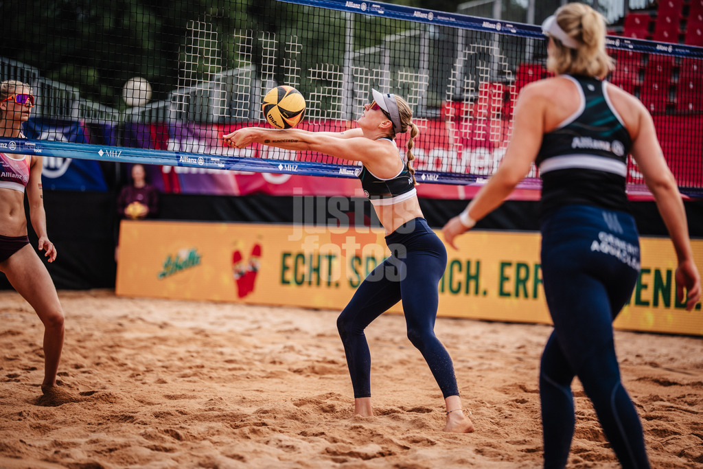 Beachvolleyball | Frauen | Allianz German Beach Tour 2025 | Tourstop München | 11.07.2025 | Marie Schieder spielt den Ball