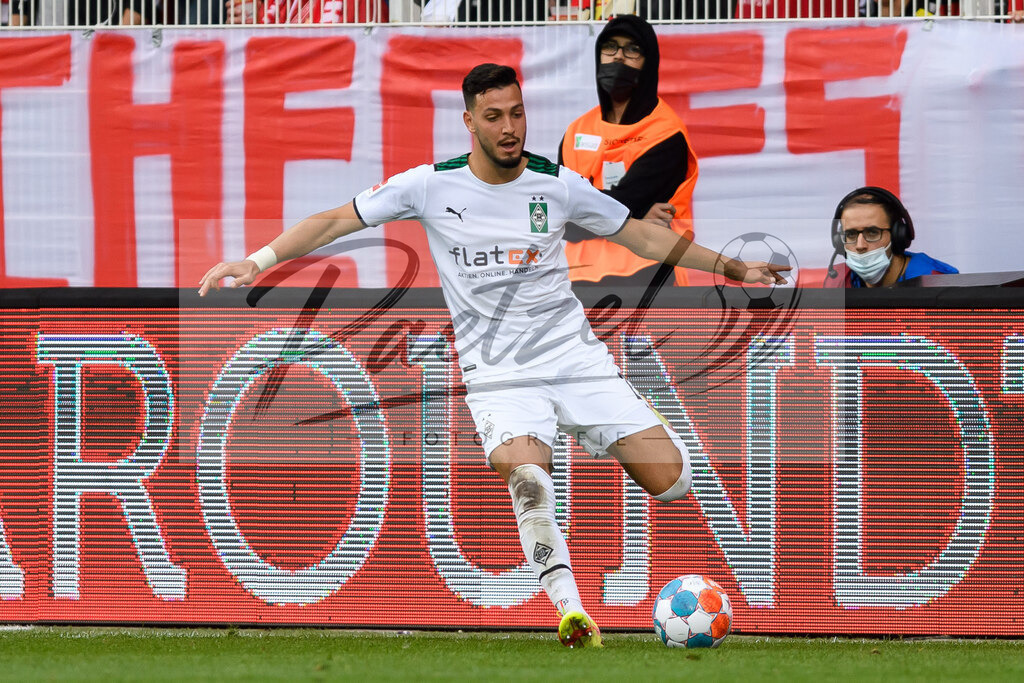 FCUBMG20210829_192 | Fussball, Herren: Ramy Bensebaini (Borussia Moenchengladbach) in Aktion, am Ball, Einzelaktion beim Spiel der 1. Bundesliga zwischen 1. FC Union Berlin und Borussia Moenchengladbach im Stadion An der Alten Foersterei am 29.08.2021 in Berlin, Deutschland. - Realisiert mit Pictrs.com