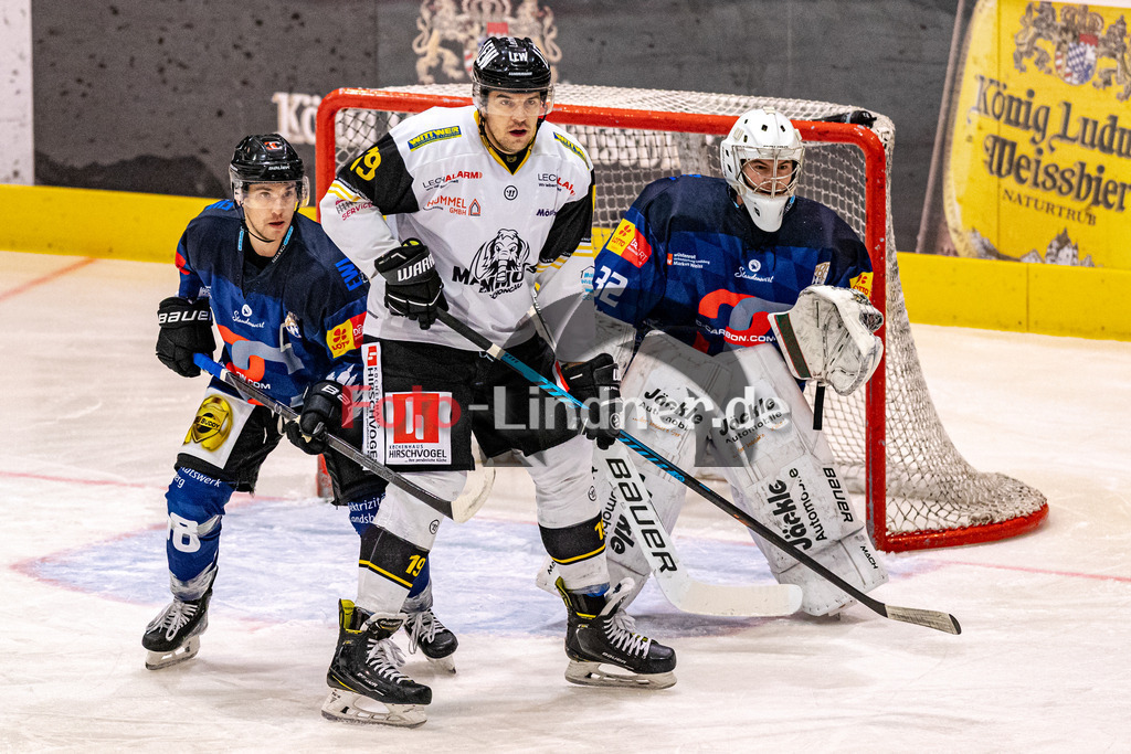 HC Landsberg Riverkings vs EA Schongau Mammuts | Eishockey Bayernliga 2023/2024, HC Landsberg Riverkings vs EA Schongau Mammuts,
Gerangel vor dem Tor Moritz BORST (HCL Goali 32),
2023-11-10 in Landsberg (Eisstadion)
Matthias Müller (Mammuts 19), 58 Tobias WEDL (HCL 58)
Copyright: WolfgangxLindner foto-lindner.de